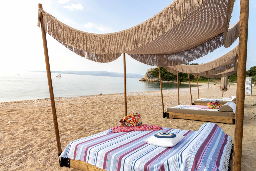 Beachbetten für Hausgäste von Peli Kastri Guesthouse & Retreat am Strand von Kastri