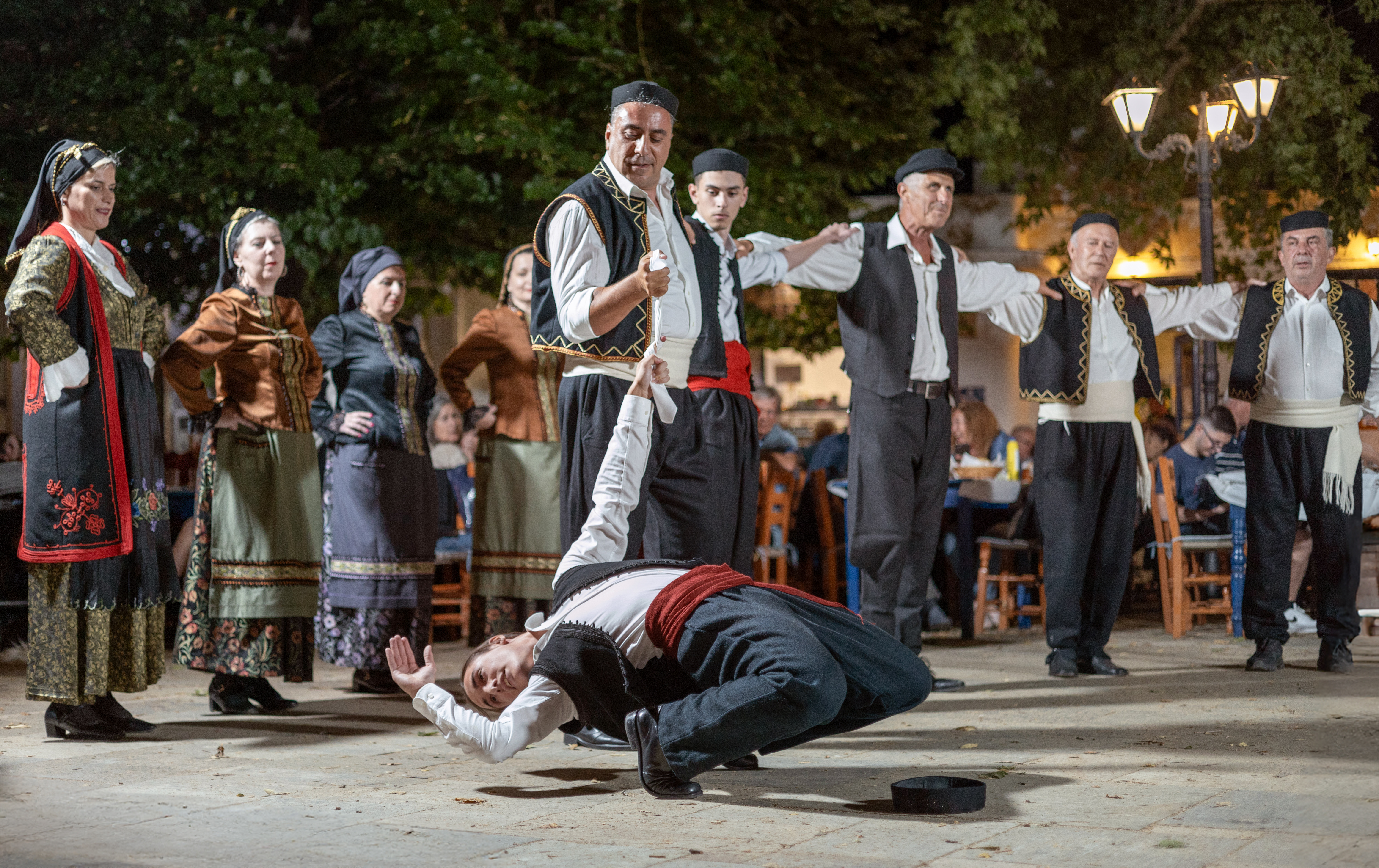 Griechische Tänzer am Dorfplatz im südlichen Pelion bei Peli Kastri