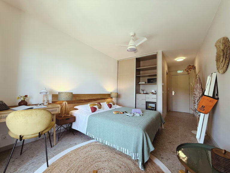 11 gegenschuss ins Zimmer zu Safe, Teeküche, Minifridge und Schrank