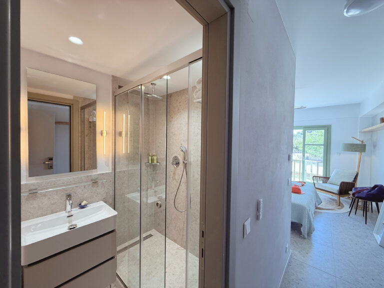 12 faskomilia Bad mit Anschnitt Zimmer