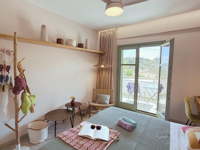 13 room bed with balcony and seaview on the balcony