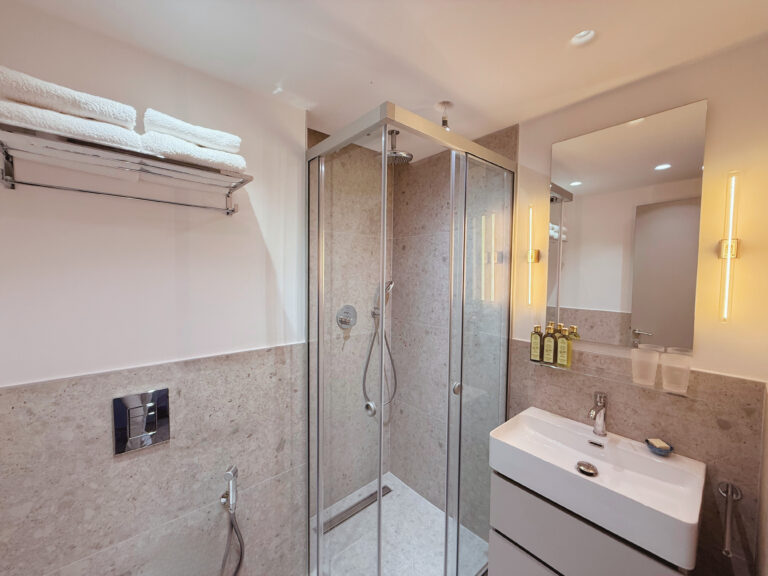 22 Kirithamos Meerfenchelzimmer Badezimmer mit Dusche und Klo