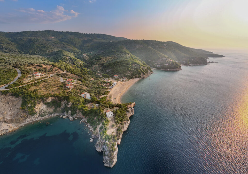 Peli Kastri Luftaufnahme. Bucht von Kastri am Pelion. 10 Minuten mit dem Boot von Skiathos. Entspannung, Ruhe, Olivenhaine, Retreats, Kurse, Seminare, Feiern, Taverne. Peli Kastri liegt direkt am Strand.