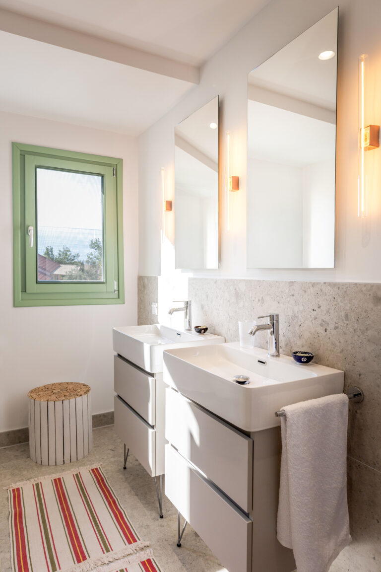 24 Room Lavandula bathroom with seaview