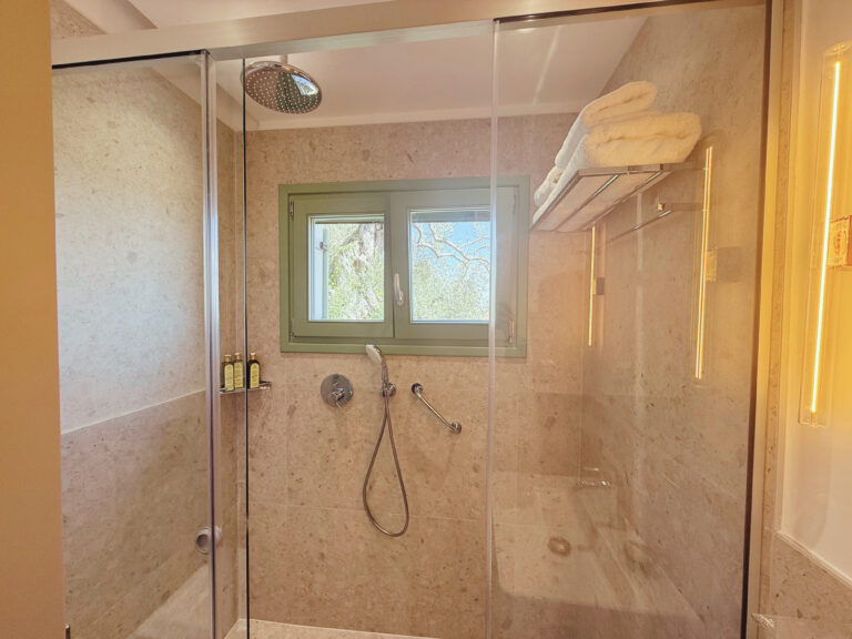 14 bathroom with window at peli kastri