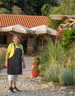 Julia verwöhnt Gäste in ihrer Taverne