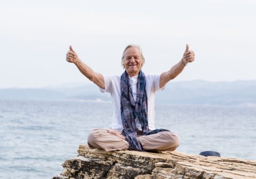 Peter Riedl WISDOM Gründer glücklich am Meer vor Peli Kastri, Pelion, Griechenland